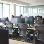 O Brasil forma 53 mil profissionais de TI por ano e precisa de 159 mil: o déficit que trava a transformação digital